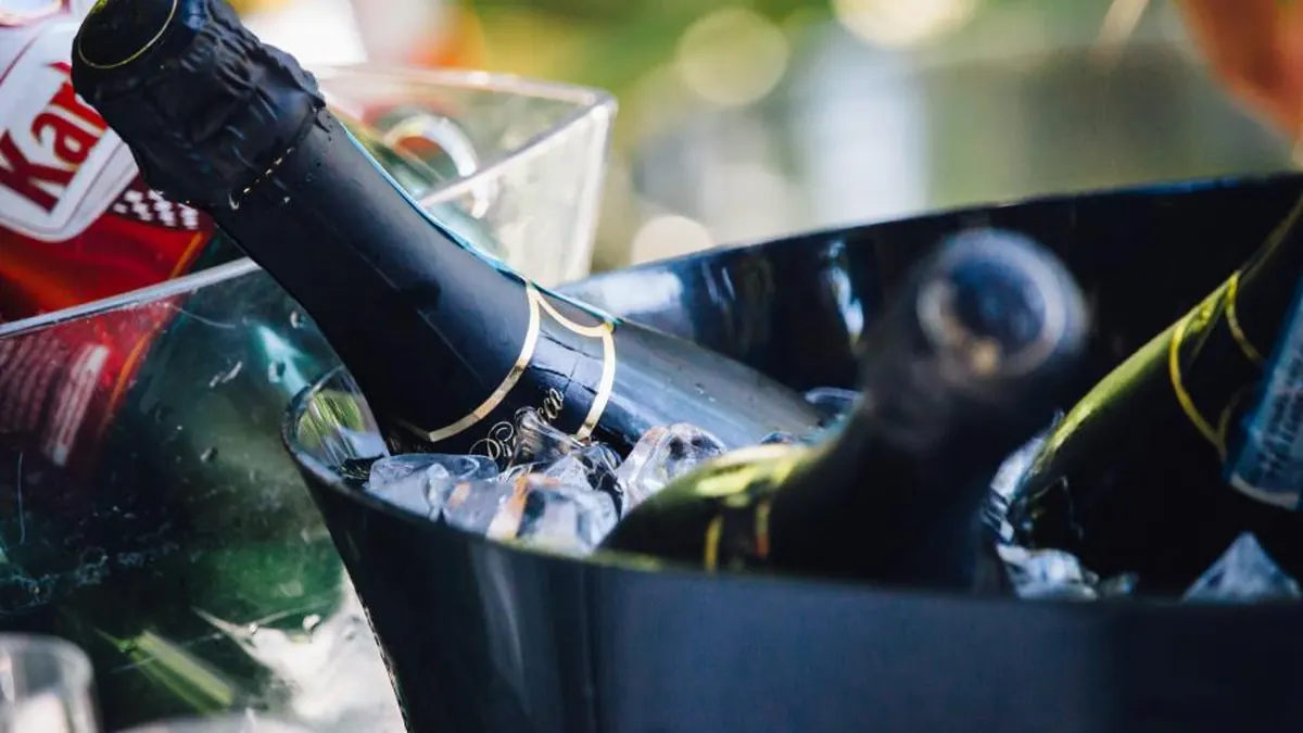Botellas enfriándose en un cubo de hielo