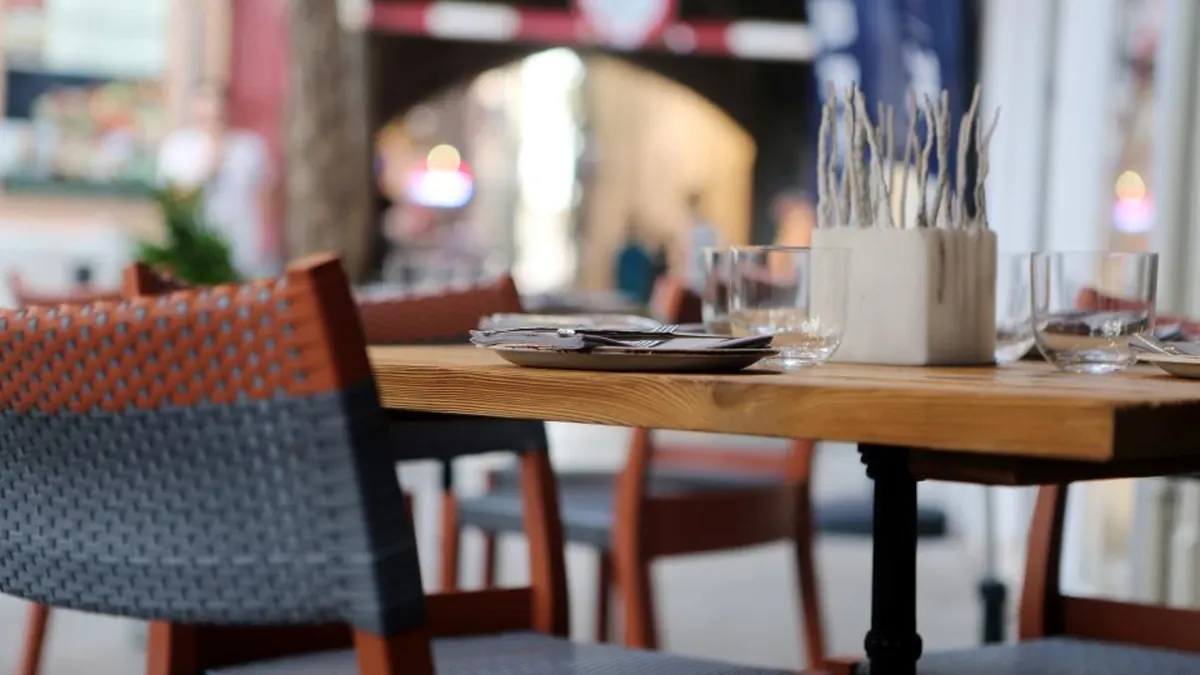 Mesa de restaurante preparada con copas y servilletas