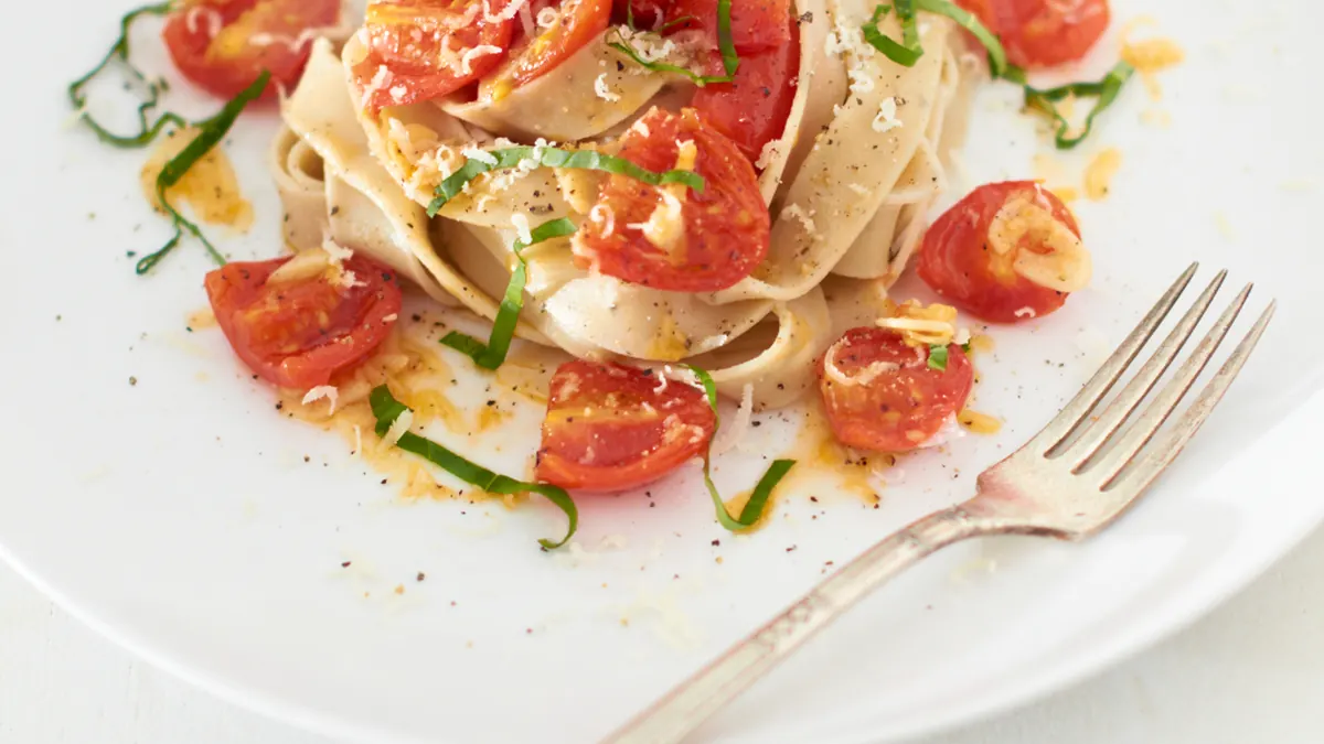 Plato de pasta con tomate listo para servir