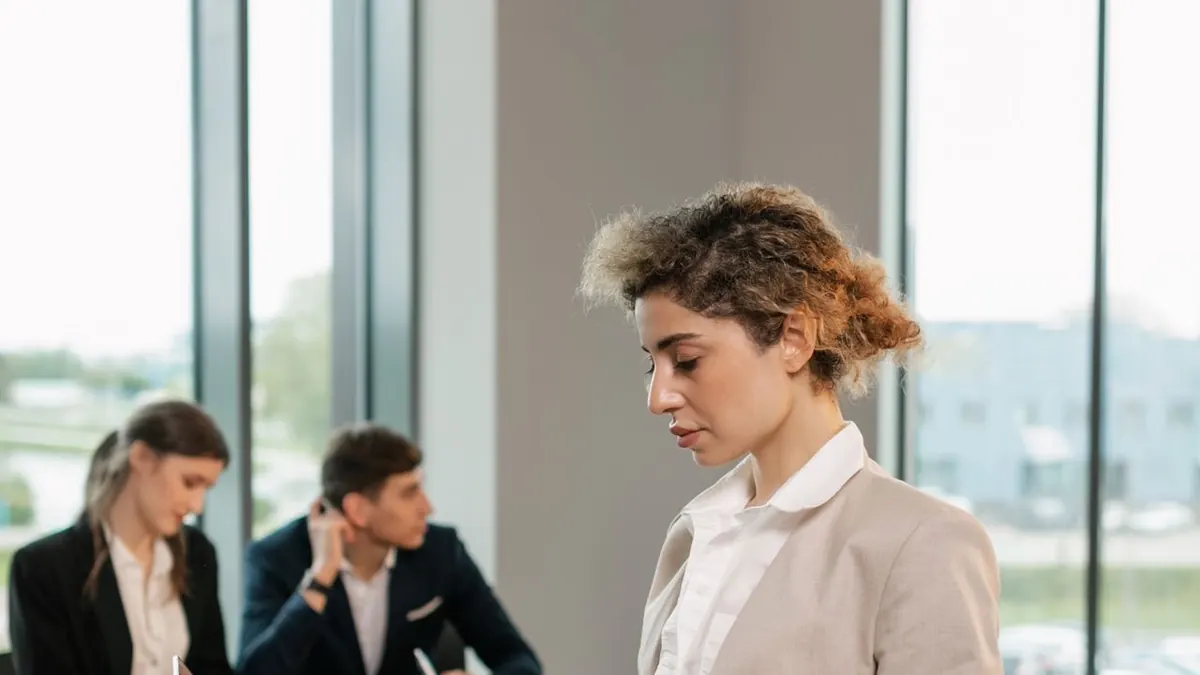 Grupo diverso de profesionales trabajando juntos durante una reunión de negocios en un entorno de oficina moderno.