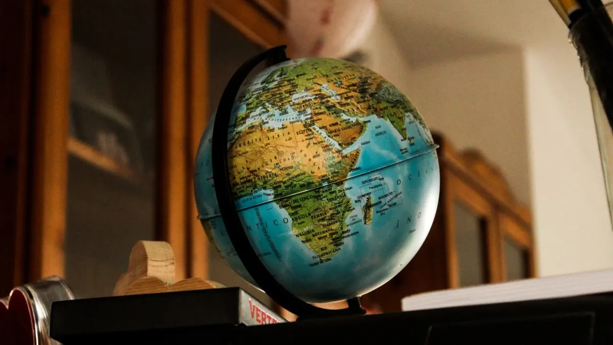 Un globo detallado que muestra África se expone en interiores, perfecto para temas educativos o de viaje.