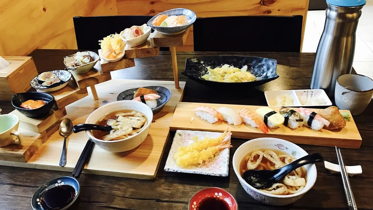 Mesa con variedad de platos de cocina japonesa