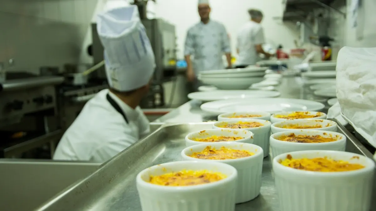 Cocineros preparando platos en una cocina profesional