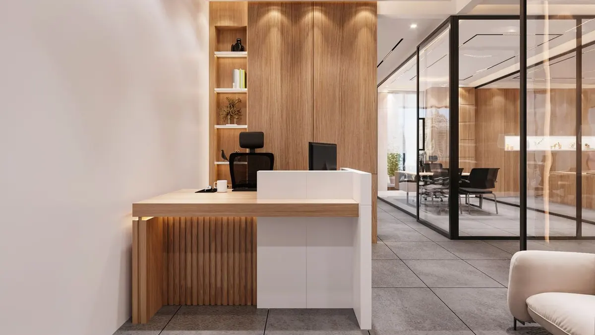 Recepción de oficina contemporánea con elementos de madera y cristal, que presenta un diseño moderno y líneas limpias.