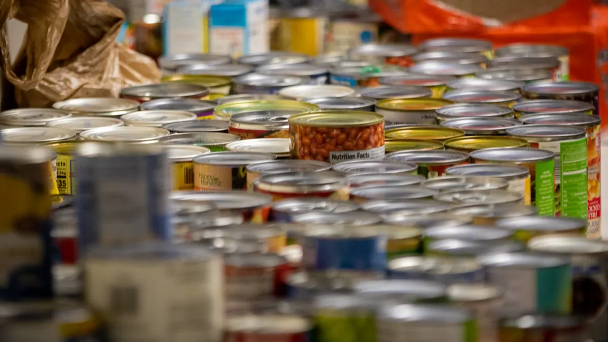 Montones de latas de conserva en una despensa