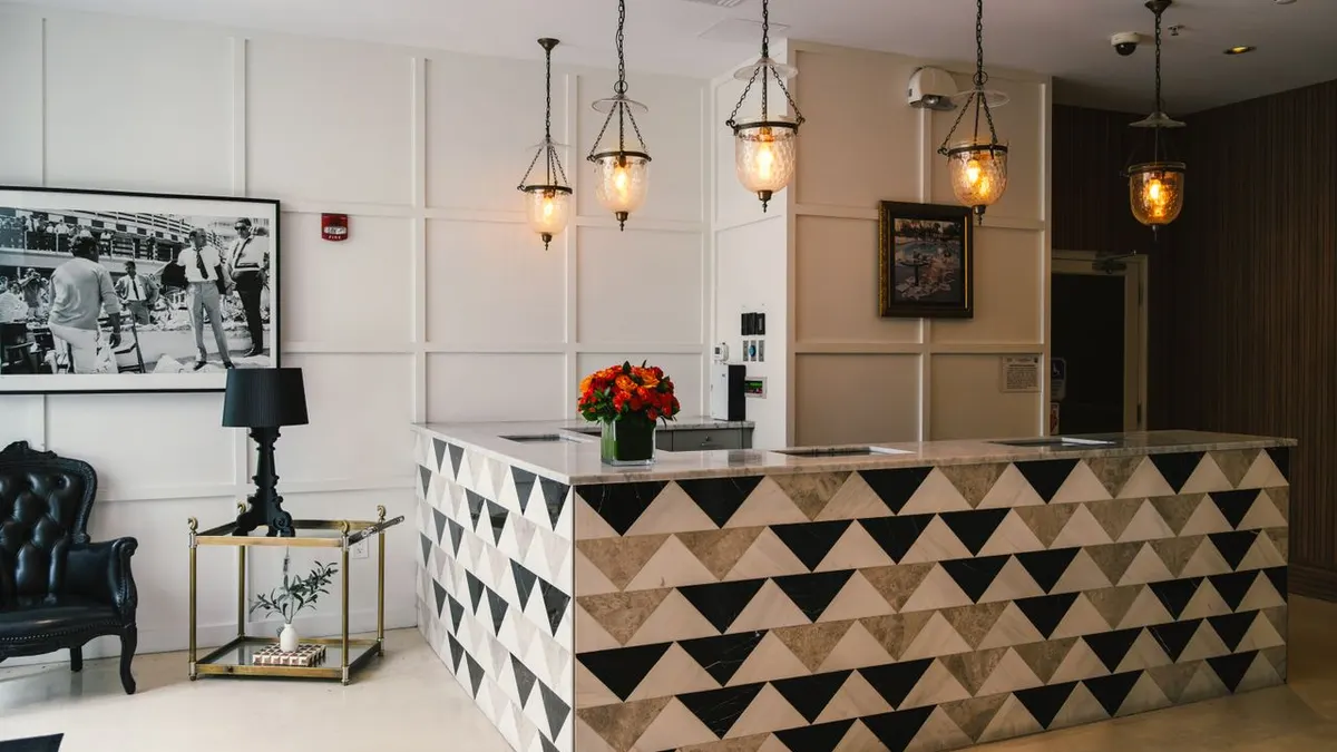 Descubre la elegante recepción de un hotel boutique en Miami Beach, que exhibe un diseño costero moderno y una decoración