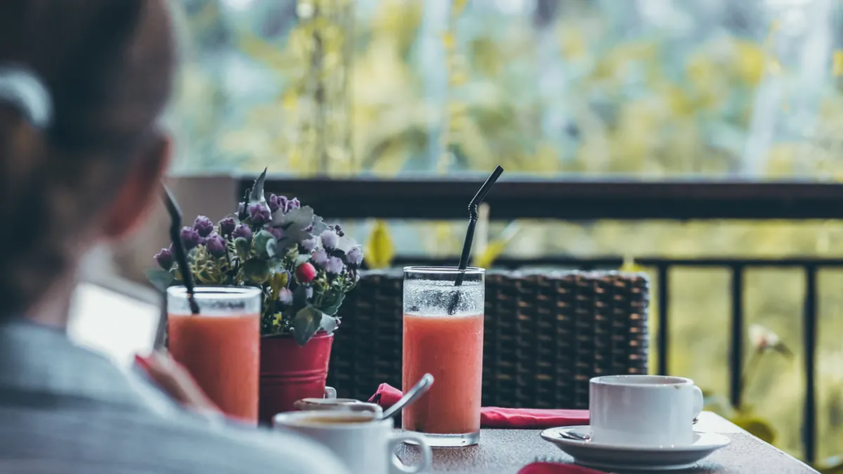 Terraza con zumos y café sobre la mesa