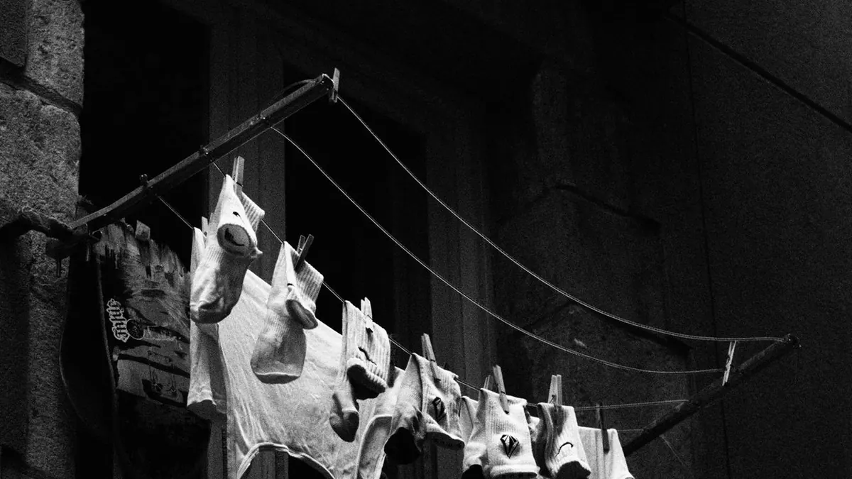 Foto en blanco y negro de ropa colgada en un tendedero en el Barrio Gótico de Barcelona.