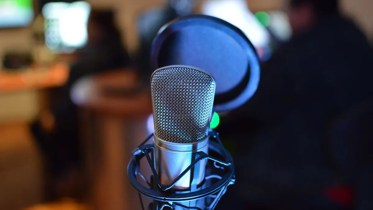 Primer plano de un micrófono en un estudio de grabación profesional en Cancún, México.